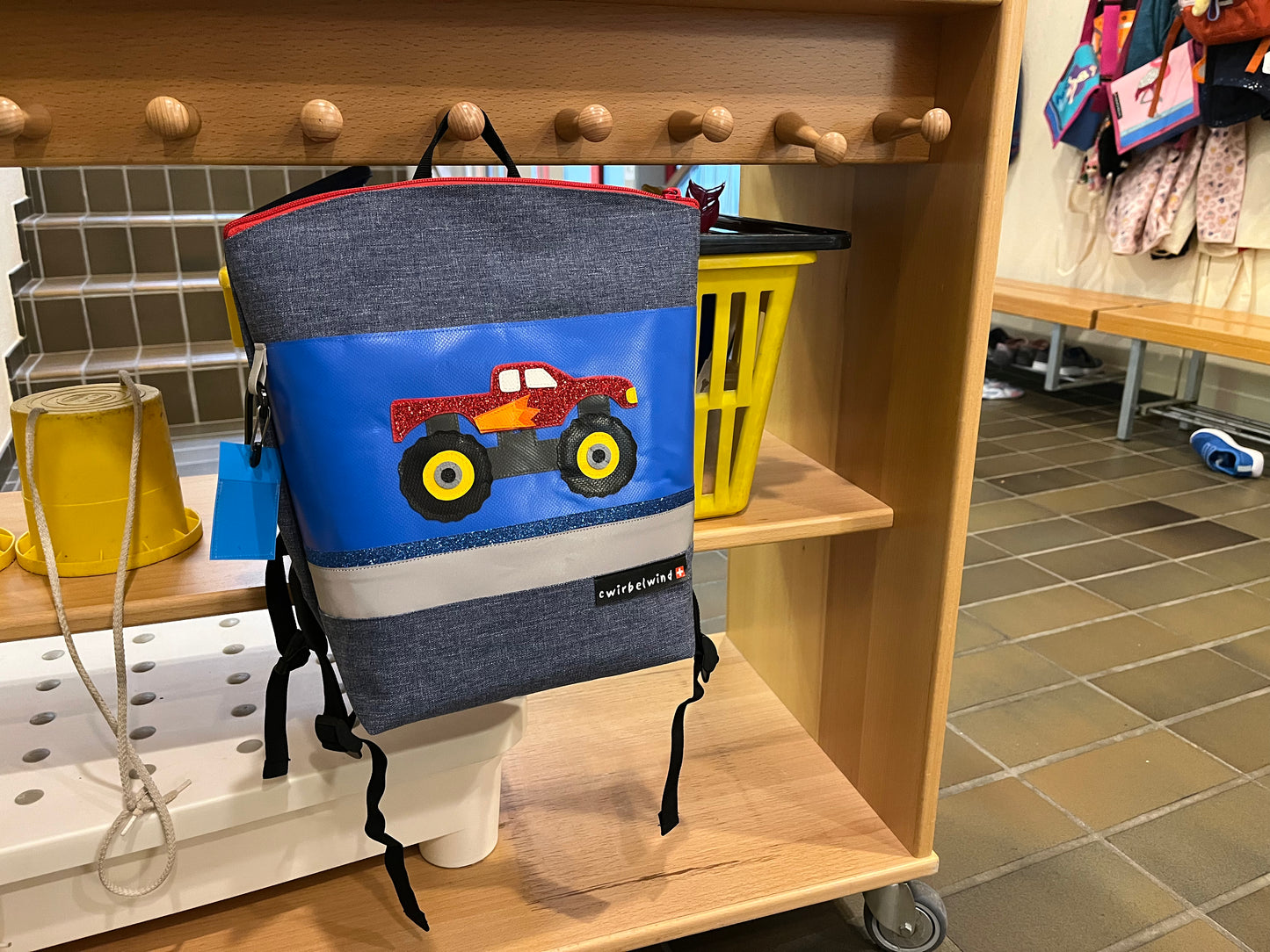 Kindergartenrucksack Leinen-Blache Monstertruck rot Glitzer